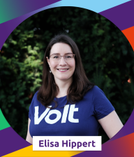 Auf dem Foto ist ein Porträtfoto von Elisa Hippert im Volt T-Shirt zu sehen.