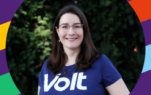 Auf dem Foto ist ein Porträtfoto von Elisa Hippert im Volt T-Shirt zu sehen.