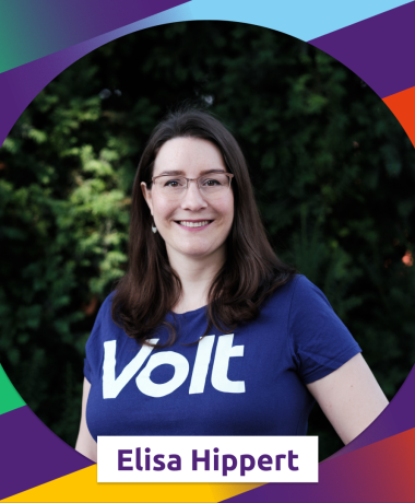 Auf dem Foto ist ein Porträtfoto von Elisa Hippert im Volt T-Shirt zu sehen.