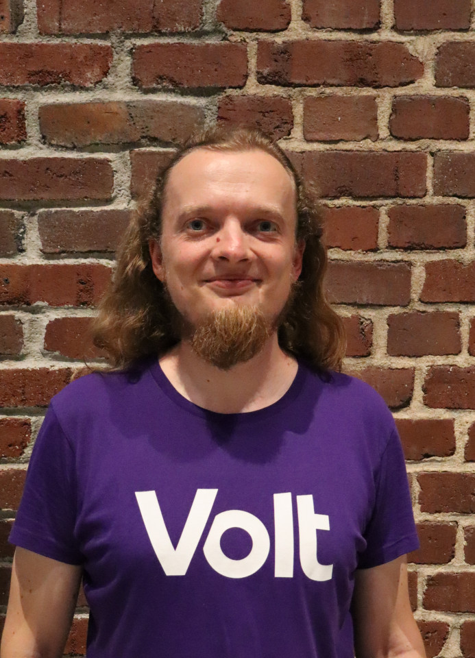 Johannes Visintini im lila Volt T-Shirt