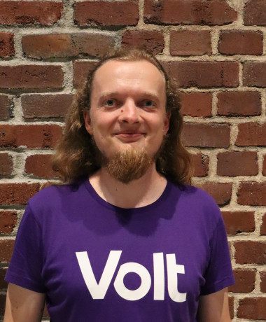 Johannes Visintini im lila Volt T-Shirt