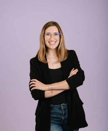 Frau in schwarzer Jacke und Jeans