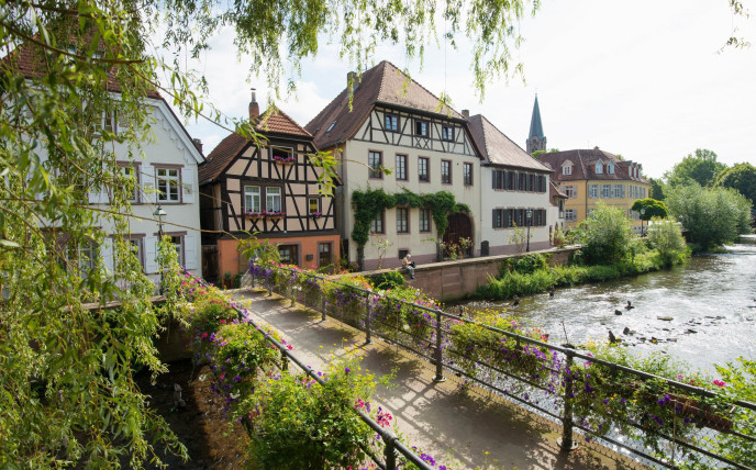Bild von einer Brücke in Ettlingen mit Blick auf ältere Ettlinger Häuser