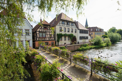Bild von einer Brücke in Ettlingen mit Blick auf ältere Ettlinger Häuser
