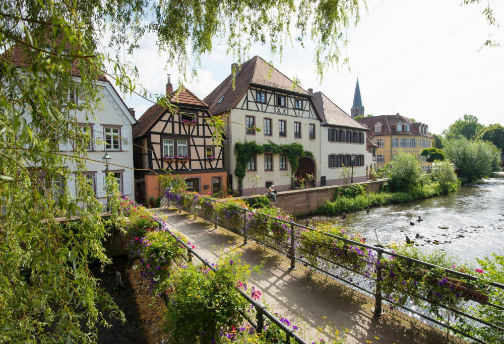 Bild von einer Brücke in Ettlingen mit Blick auf ältere Ettlinger Häuser