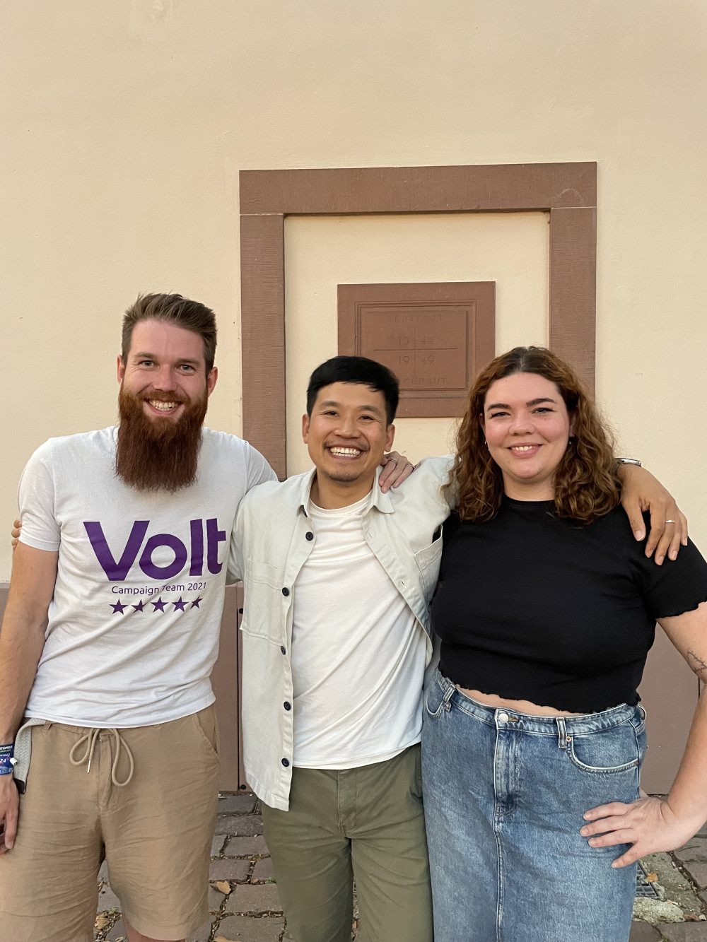 Unsere Volt Stadträte und Stadträtin von links nach rechts: Fabian Gaukel, Kien Nguyen, Adina Geissinger