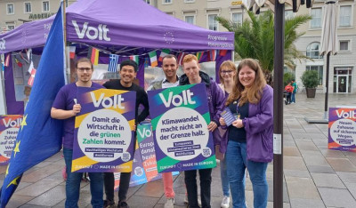 Das Team von Volt Karlsruhe vor unserem lila Pavillon auf dem Marktplatz