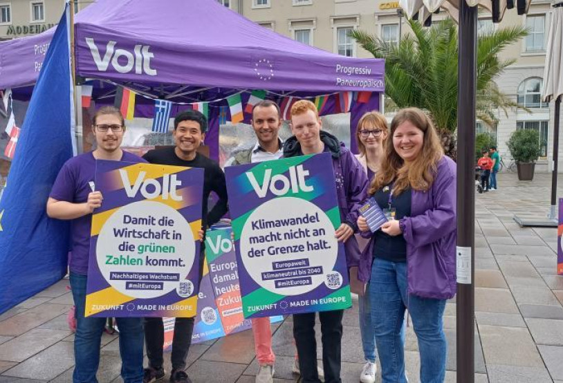 Das Team von Volt Karlsruhe vor unserem lila Pavillon auf dem Marktplatz