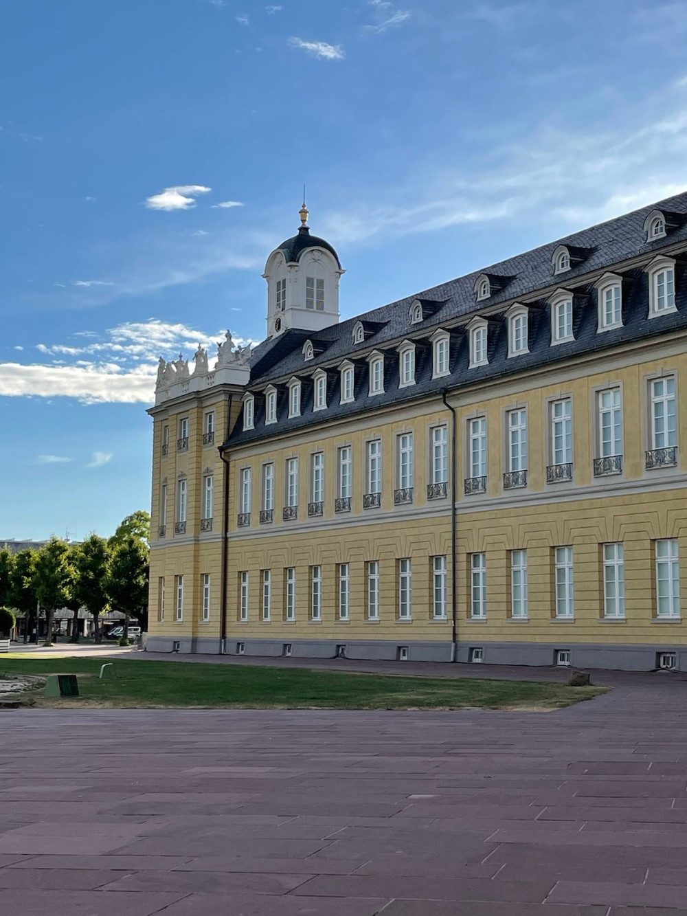 Blick auf den Westflügel des Karlsruher Schlosses