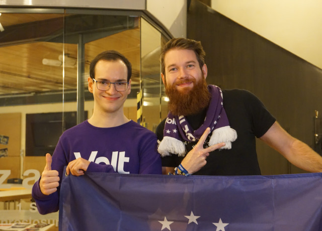 Tobias Mexner (links) und Fabian Gaukel (rechts) bei der Aufstellungsversammlung in Karlsruhe