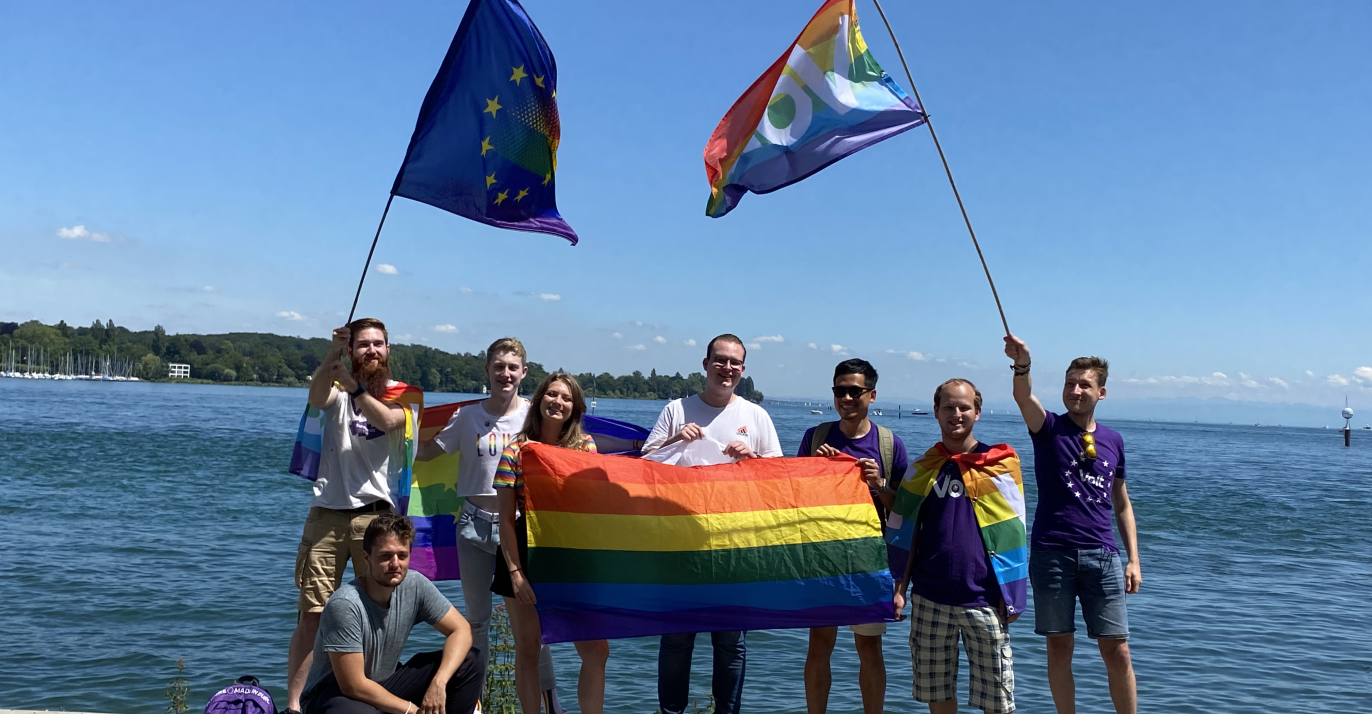 Volt Team Konstanz vor dem Bodensee