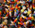 Ein Haufen von selbstgemachten bunten Armbändern