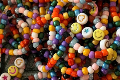 Ein Haufen von selbstgemachten bunten Armbändern