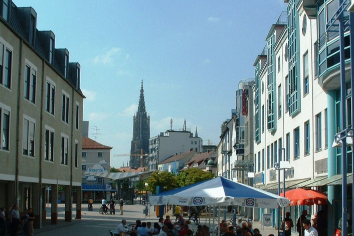 Source: https://commons.wikimedia.org/wiki/File:Neu-ulm-petrusplatz.jpg