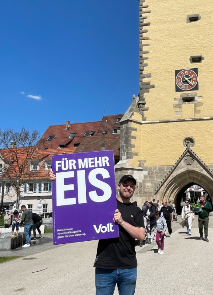 Foto von Volt-Mitglied mit Poster 