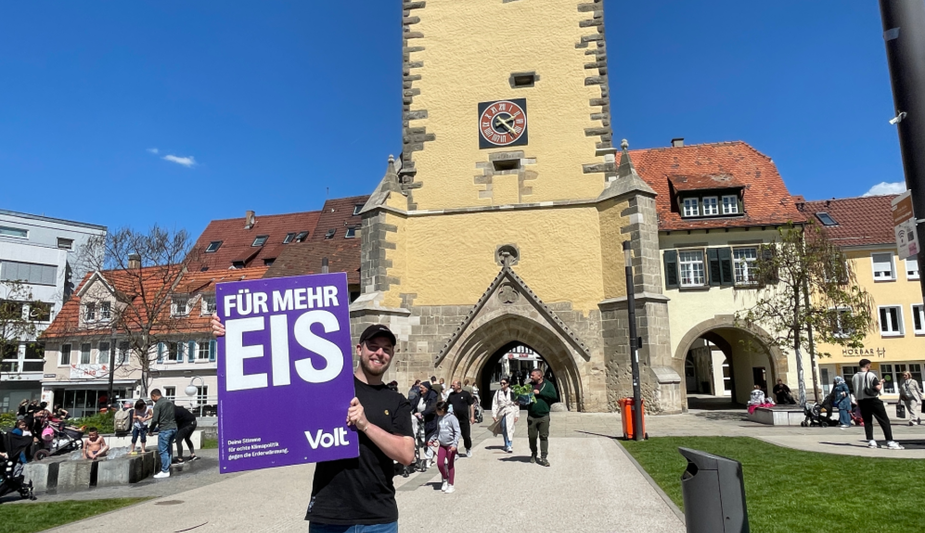 Foto von Volt-Mitglied mit Poster
