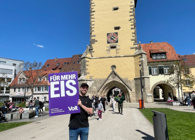 Foto von Volt-Mitglied mit Poster 