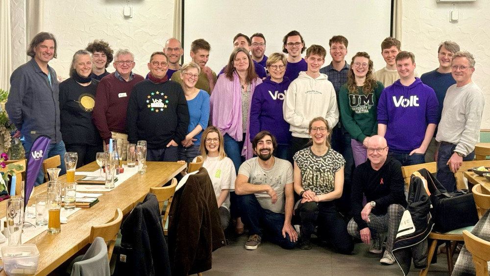 Die Mitglieder der Volt-Ortsgruppen Ravensburg und Friedrichshafen.
