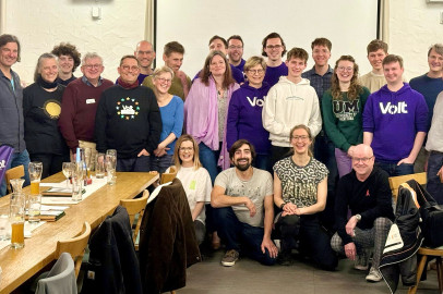 Die Mitglieder der Volt-Ortsgruppen Ravensburg und Friedrichshafen.