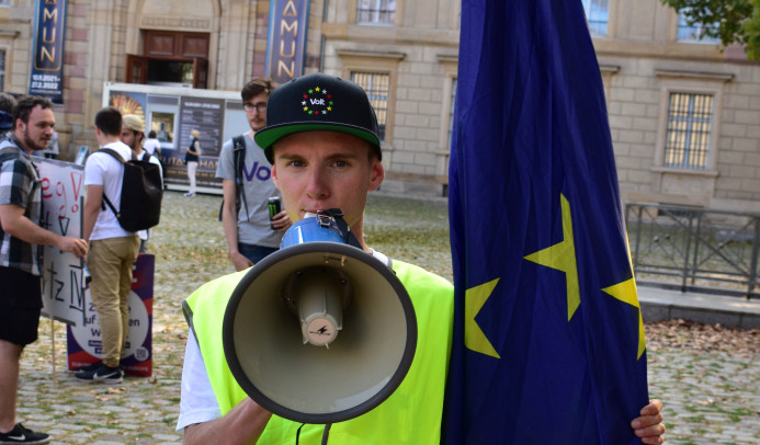 volt-mitglied-mit-megaphone-und-flagge