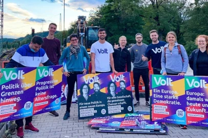 Das Team Volt Tübingen/Reutlingen beim Plakatieren für die Bundestagswahl 2021