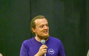 Johannes mit einem Volt T-Shirt und Mikrofon in der Hand