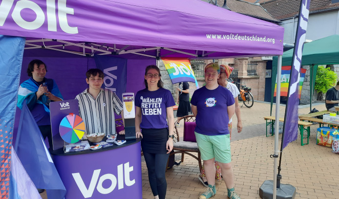 Personen von links nach rechts: Richard Schiemann (Volt Mitglied aus Darmstadt), Michael Meyer (Volt Mitglied aus dem Landkreis Darmstadt-Dieburg), Eva Filz (Local Lead von Volt Bergstraße), Thomas Berndt (Mitglied von Volt Mannheim)