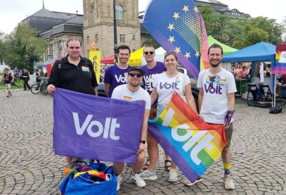 Gruppen Bild vom Volt Team auf einem CSD