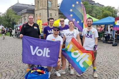 Gruppen Bild vom Volt Team auf einem CSD