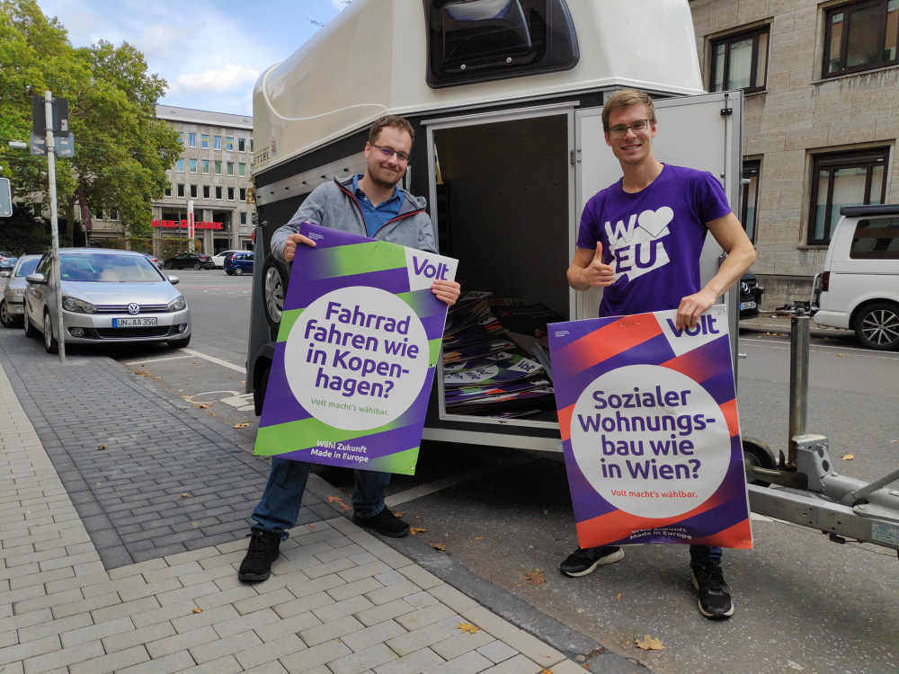 Nicolas und Frederik beim Wahlplakat Recycling