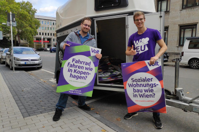 Nicolas und Frederik beim Wahlplakat Recycling