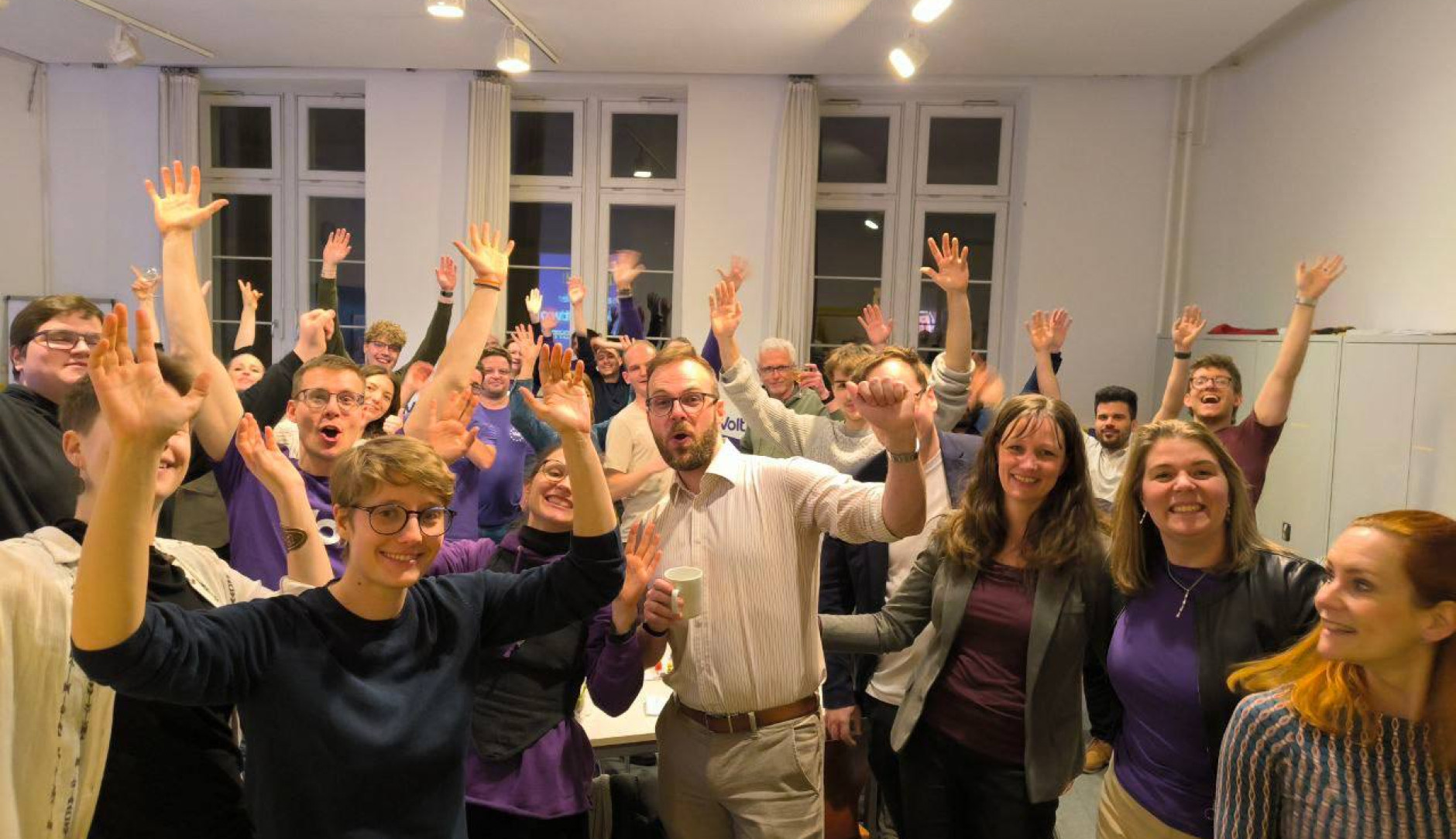 Mitglieder von Volt Darmstadt bei der Wahlparty am 15. März