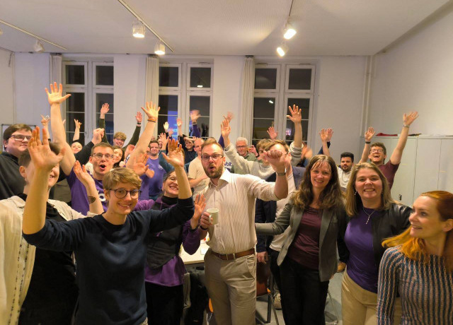 Mitglieder von Volt Darmstadt bei der Wahlparty am 15. März