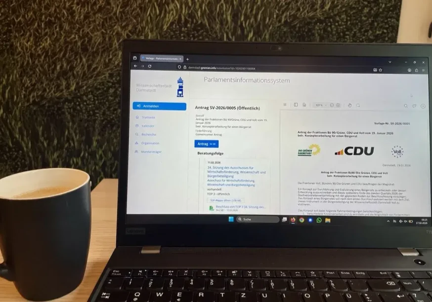 Computerbildschirm, auf dem der Antrag für einen Bürgerrat in Darmstadt im Parlamentsinformationssystem zu sehen ist