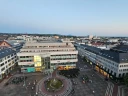 Blick auf den Luisenplatz von der Ludwigssäule Richtung Süden im Sommer 2025: Direkter Blick auf Brunnen, Luisencenter und umliegende Gebäude