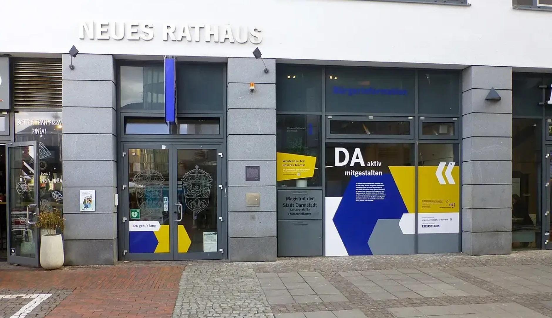 Eingang des Neuen Rathauses in Darmstadt am Luisenplatz