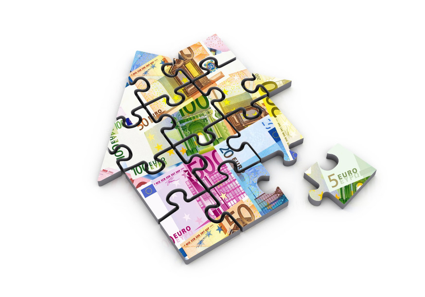 Ein hausförmiges Puzzzlespiel mit darauf abgebildeten Euro-Scheinen