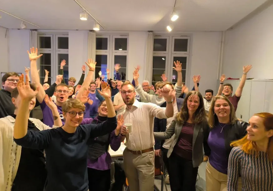 Mitglieder von Partei und Fraktion in Darmstadt feiern das gute Wahlergebnis für Volt bei der Kommunalwahl 2026