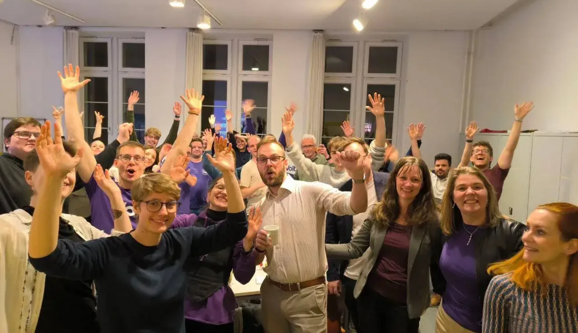 Mitglieder von Partei und Fraktion in Darmstadt feiern das gute Wahlergebnis für Volt bei der Kommunalwahl 2026