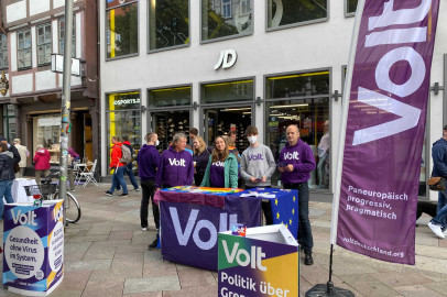 Foto eines Volt-Infostands in Göttingen