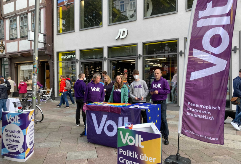 Foto eines Volt-Infostands in Göttingen