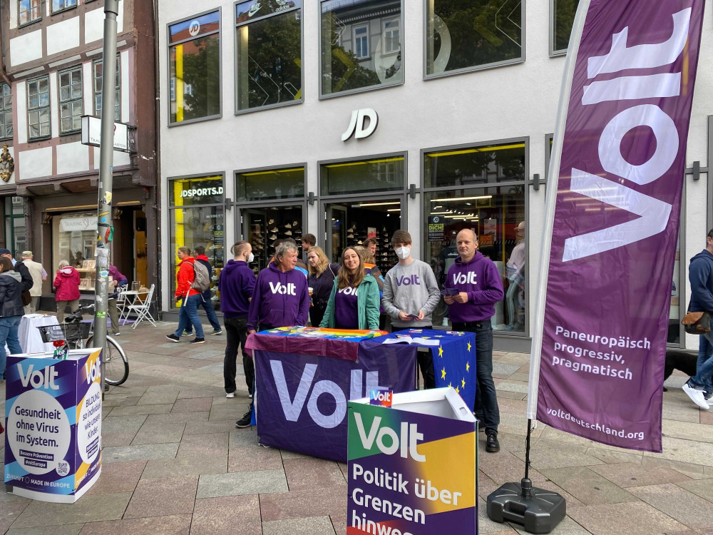 Foto eines Volt-Infostands in Göttingen