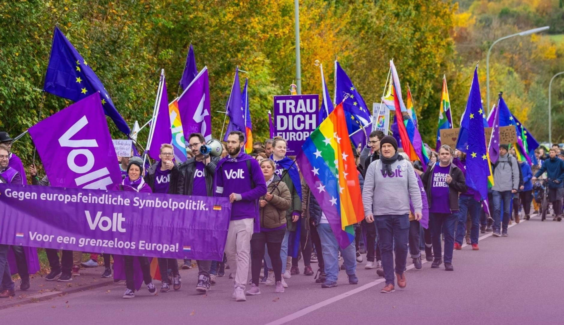 Foto einer Menschenmenge bei den Marches for Open Borders 2025