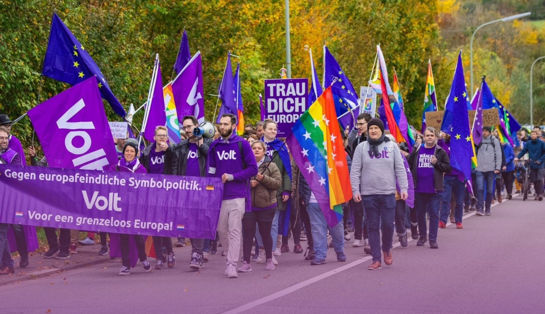 Foto einer Menschenmenge bei den Marches for Open Borders 2025