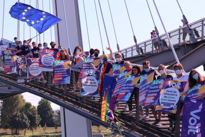 Foto einer VoltDemo auf der Rheinbrücke zwischen Frankreich und Deutschland bei Kehl