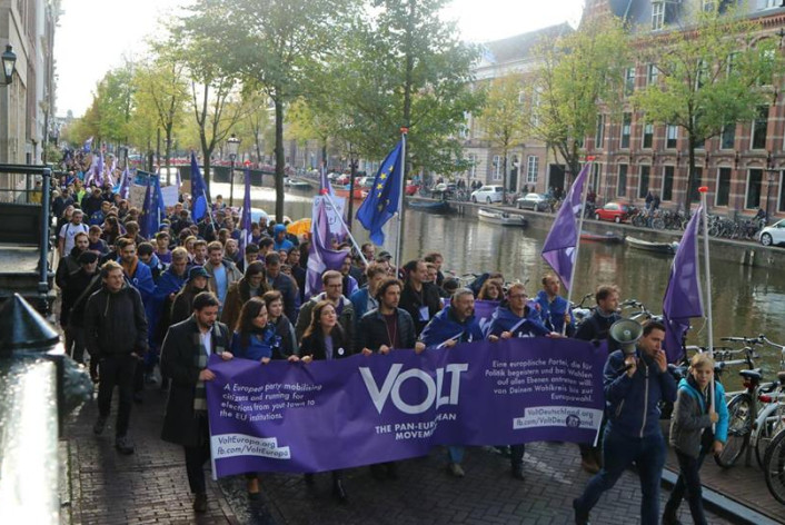 Foto mit einer Volt-Demo in Amsterdam