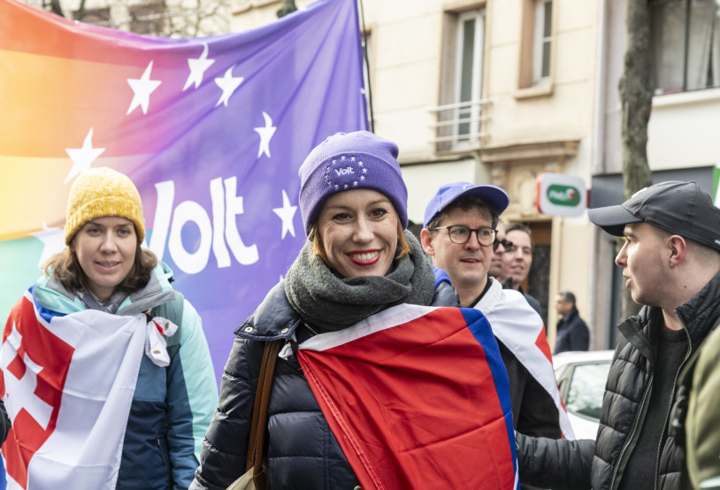 Foto von Volt-Unterstützerinnen auf einer Demo