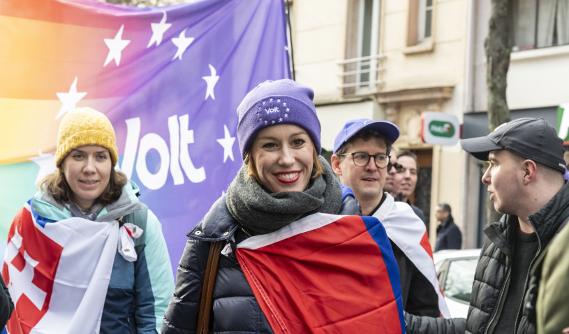 Foto von Volt-Unterstützerinnen auf einer Demo