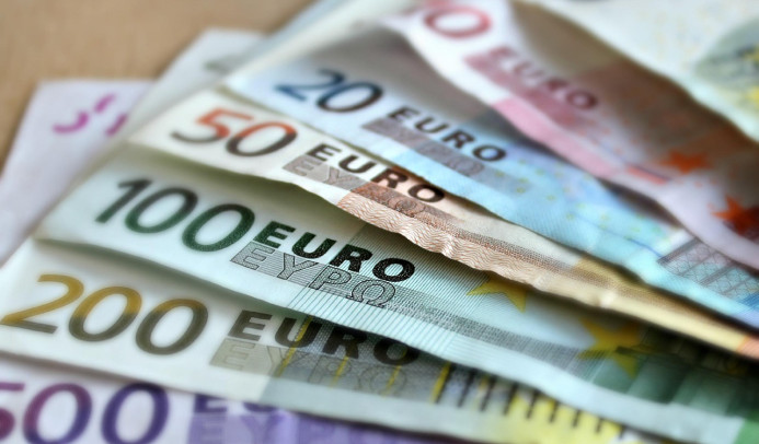 https://pixabay.com/de/photos/banknoten-euro-papiergeld-kasse-209104/