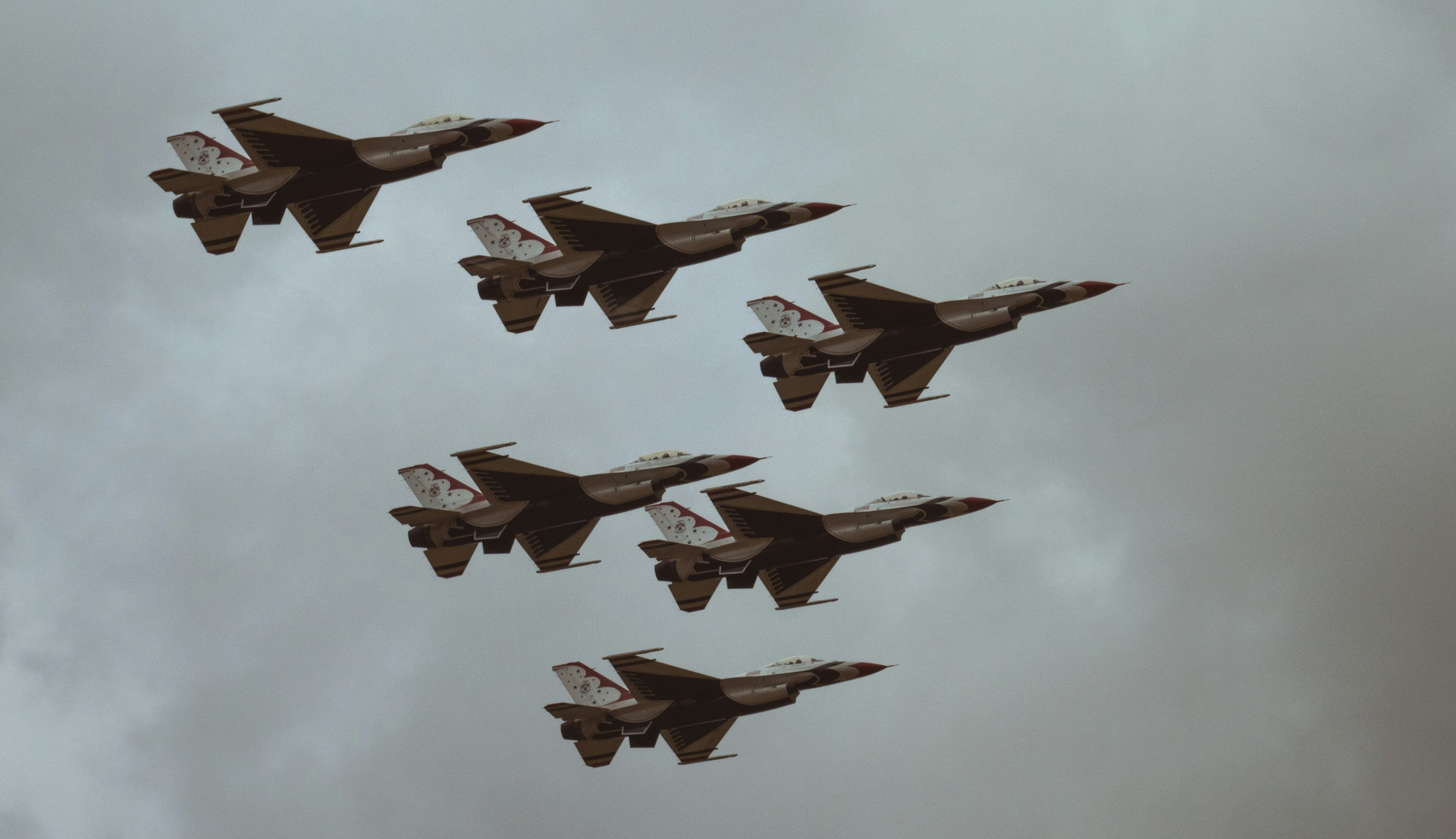 Kampfjets am Himmel. Foto von UX Gun auf Unsplash